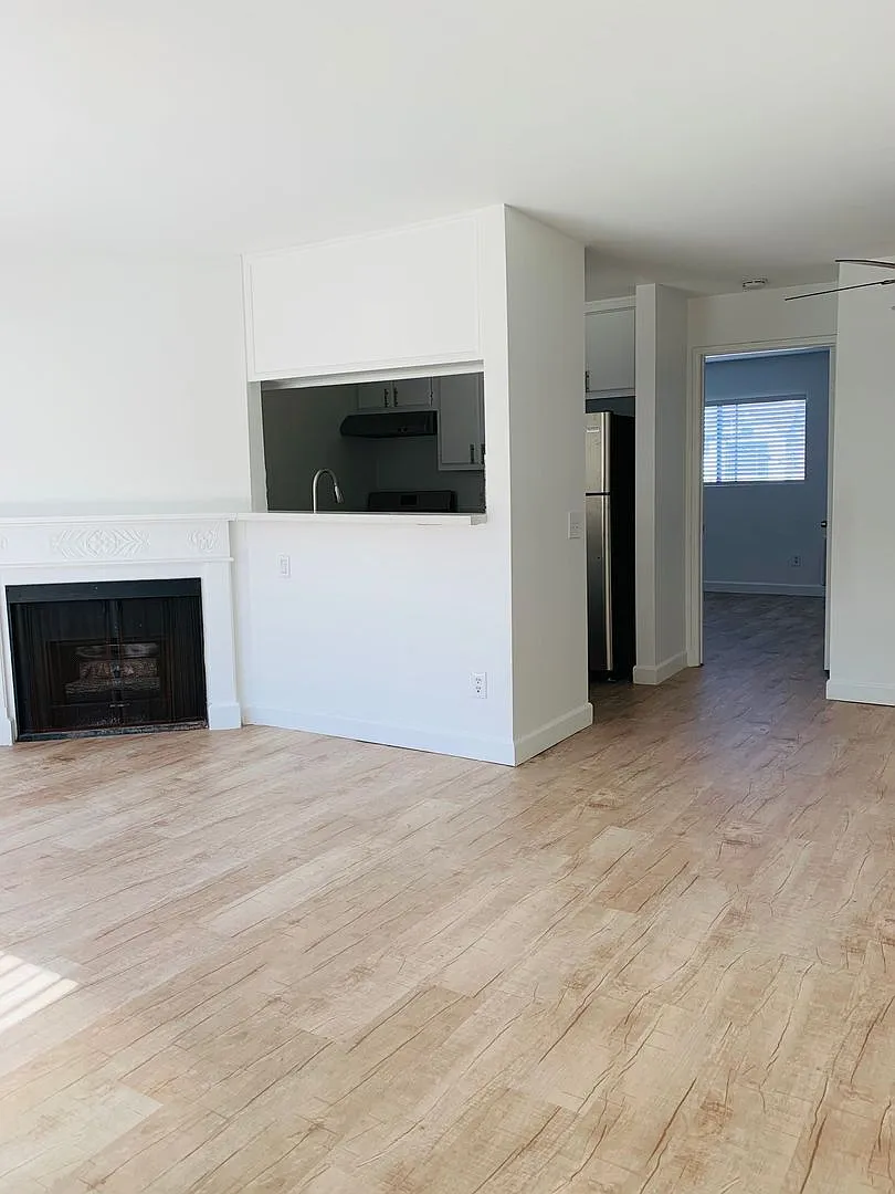 1611 S Bundy Dr — Photo 4
