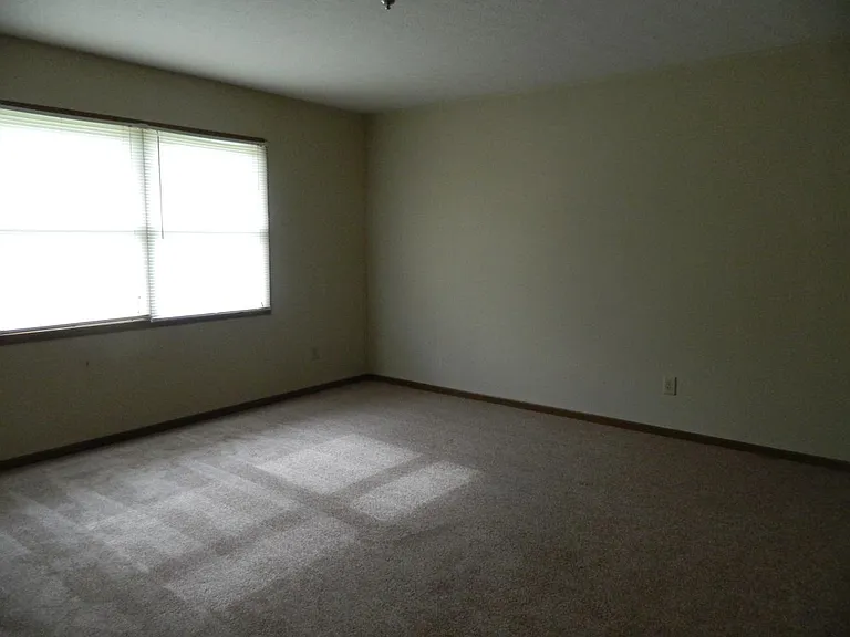 4944 Mercedes Dr — Photo 3