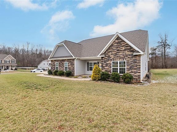 2nd image of 105 Crested Oak Ct