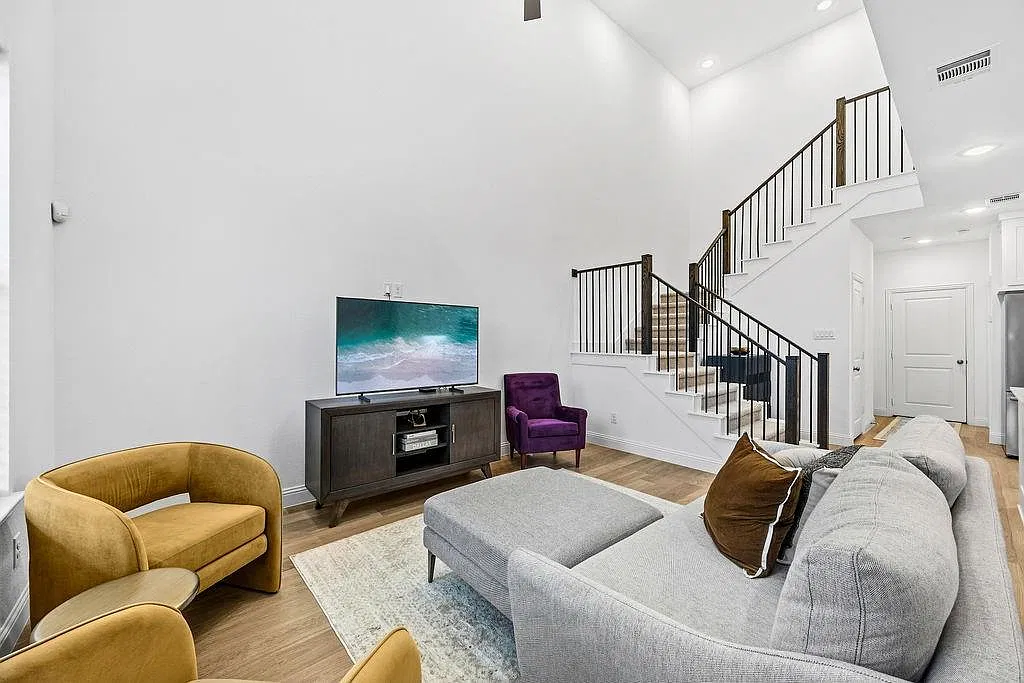 2 bed, 2.5 bath, 1581 sqft, $2,800 — Photo 2