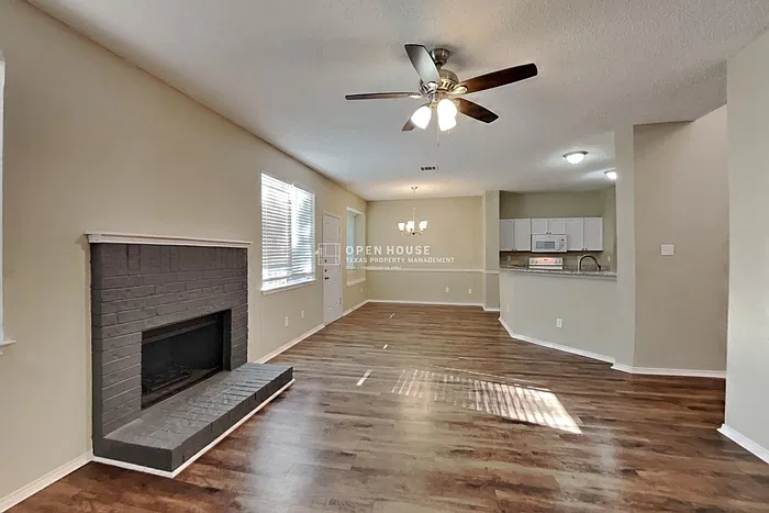 3 bed, 2.5 bath, 2041 sqft, $2,440 — Photo 4