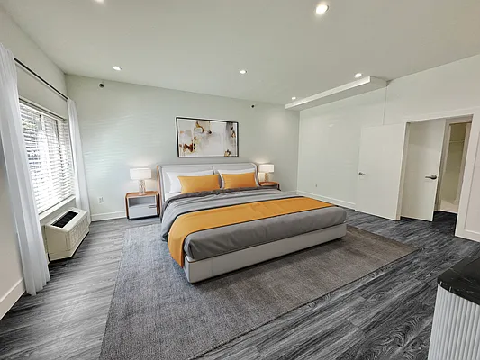 Sold by R New York | media 7