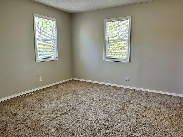 914 W Ash St — Photo 4
