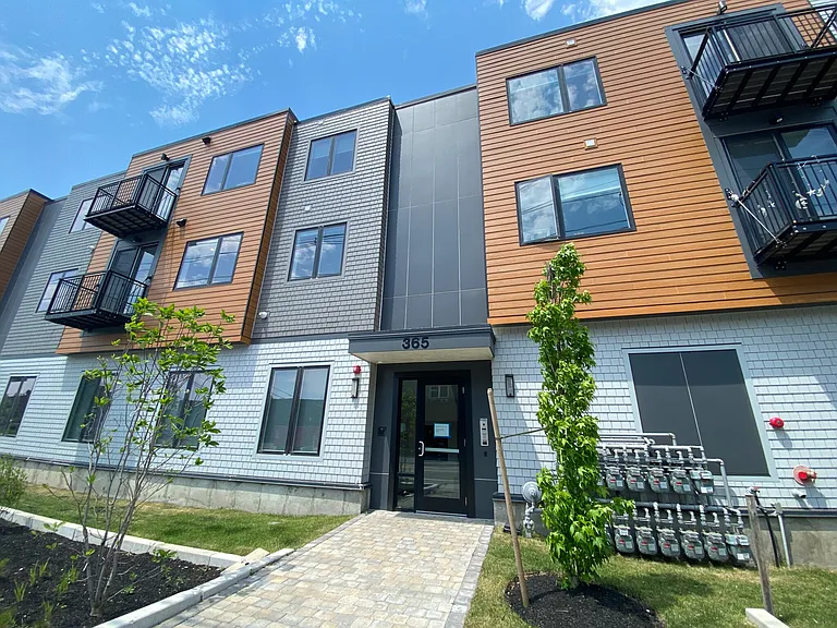 345 Pleasant St #1 — Photo 9