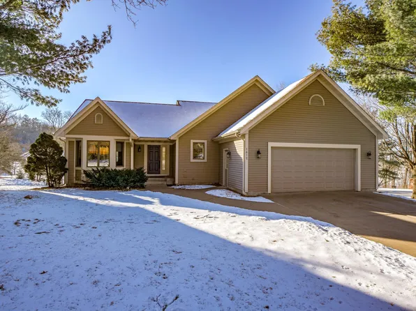 1612 Golf View Dr, River Falls, WI 54022