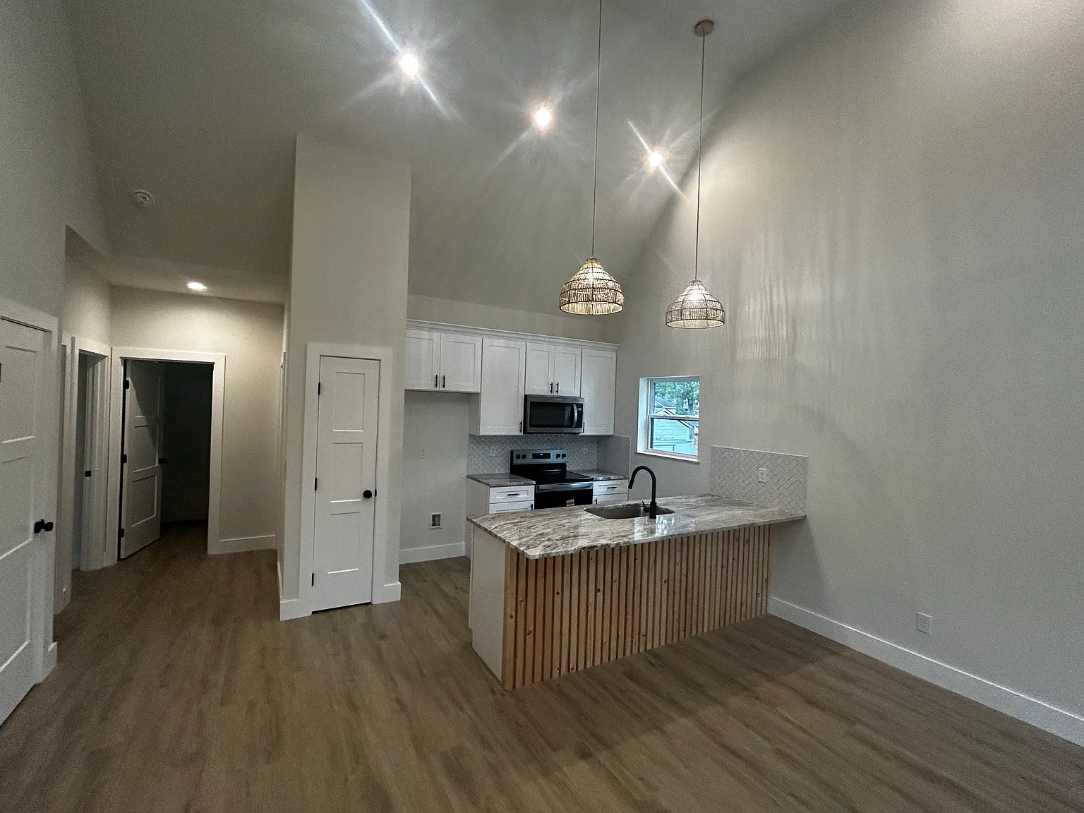 3 bed, 1139 sqft, $2,100 — Photo 2