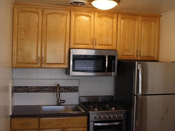3rd image of 2033 Cloverfield Blvd APT A