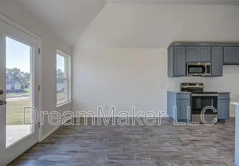 2405 S 28th Ter — Photo 9