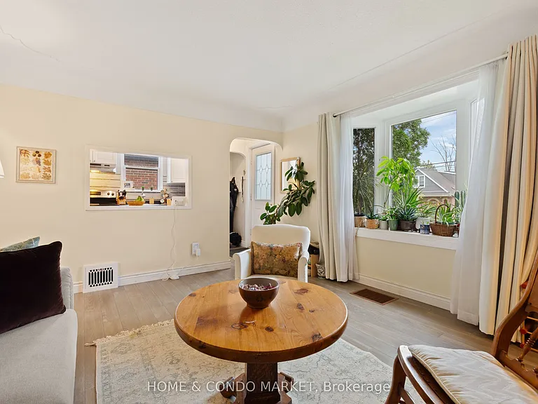 128 Bond St N — Photo 7