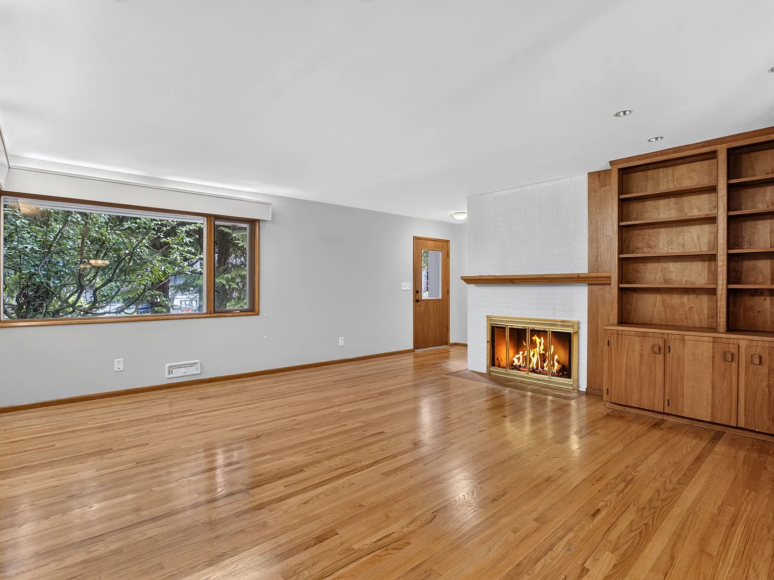 4 bed, 2055 sqft, $4,200 — Photo 4