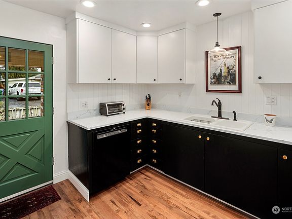 5th image of 14011 Roslyn Place N