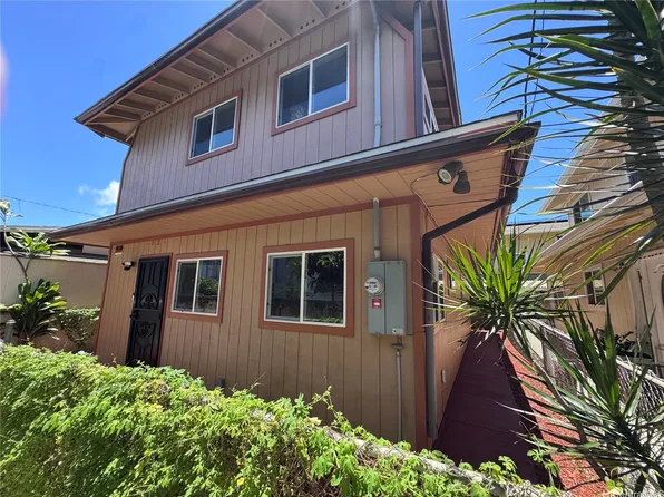 824 Lopez Ln APT B, Honolulu, HI 96817