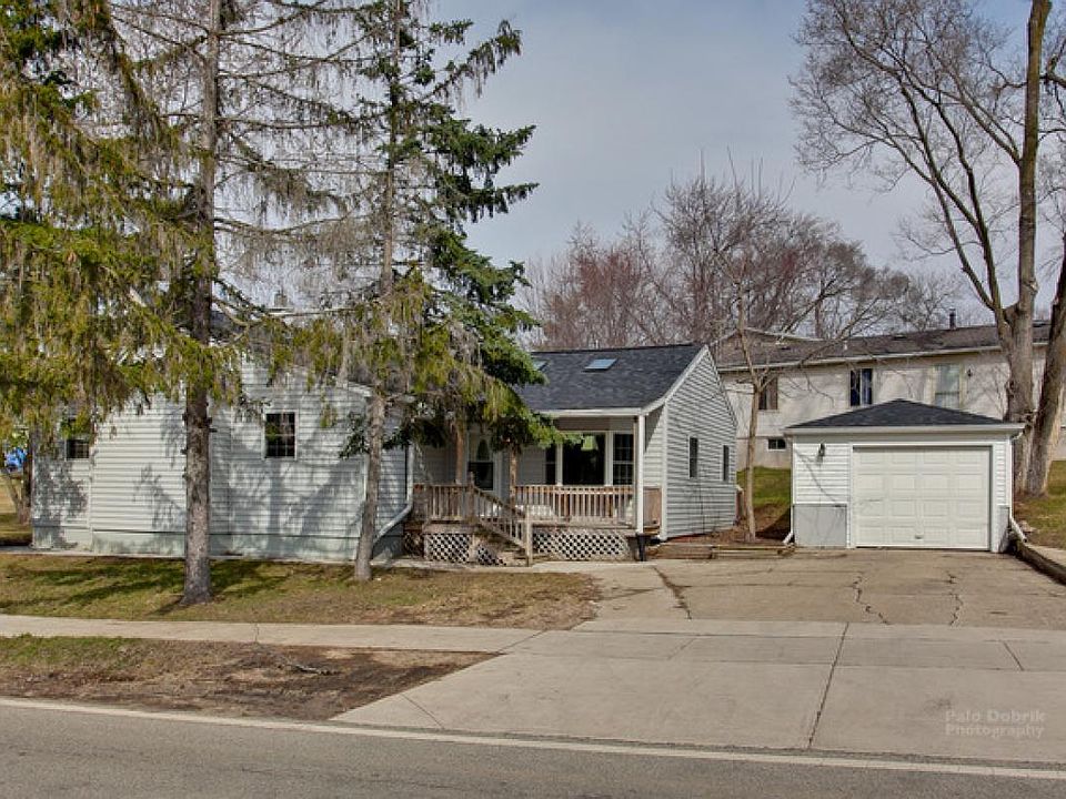 1st image of 114 E Hawthorne Dr