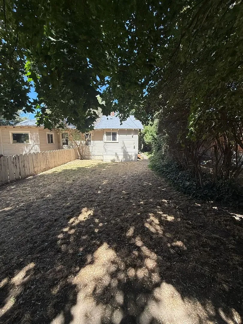 Vintage 1-Bedroom Duplex with Large Fenced Yard 3 miles from OIT and Sky Lakes Medical Center — Photo 2