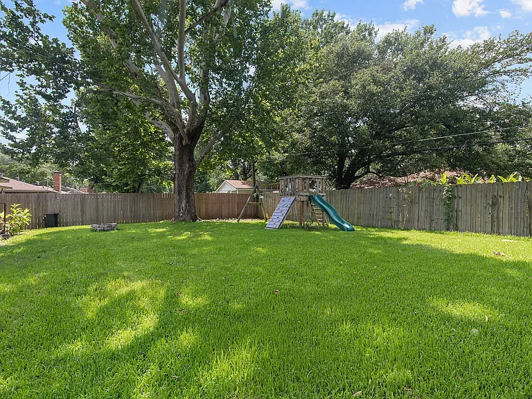 230 Rossitter St — Photo 36