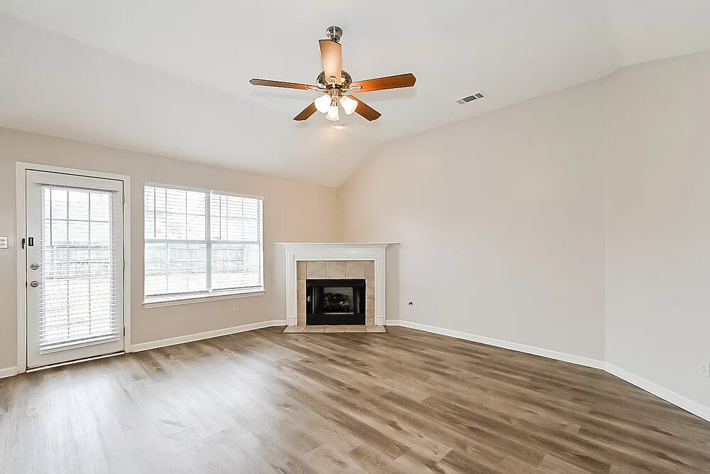 3 bed, 2.0 bath, 1367 sqft, $1,720 — Photo 4