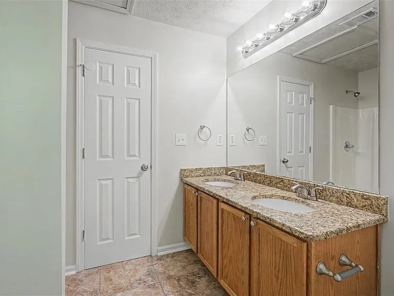 488 Barclay Ct — Photo 17