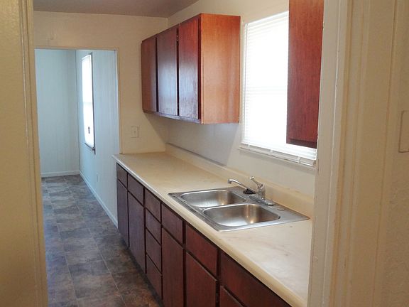 5th image of 608 S Cedar Ave