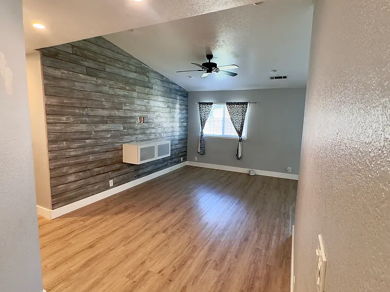 1071 English Ave — Photo 3