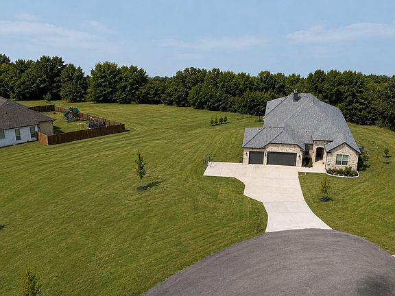 5th image of 1701 Flint Cir