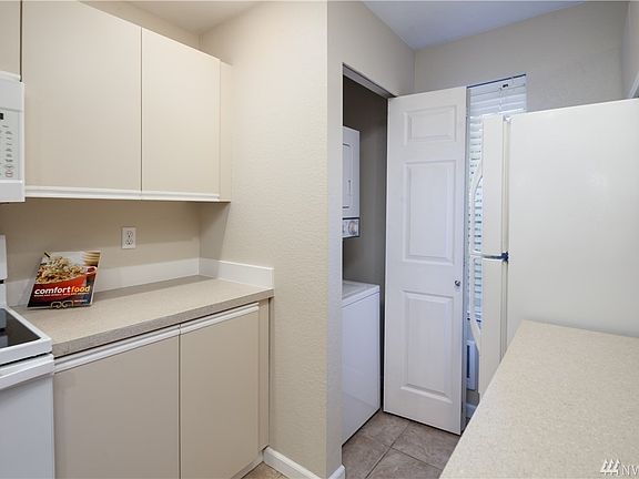 Stackable washer/dryer stays