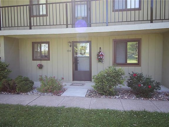 5th image of 704 Edgewater Dr
