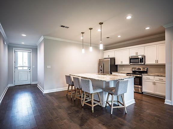 3rd image of 104 Honeysuckle Ln