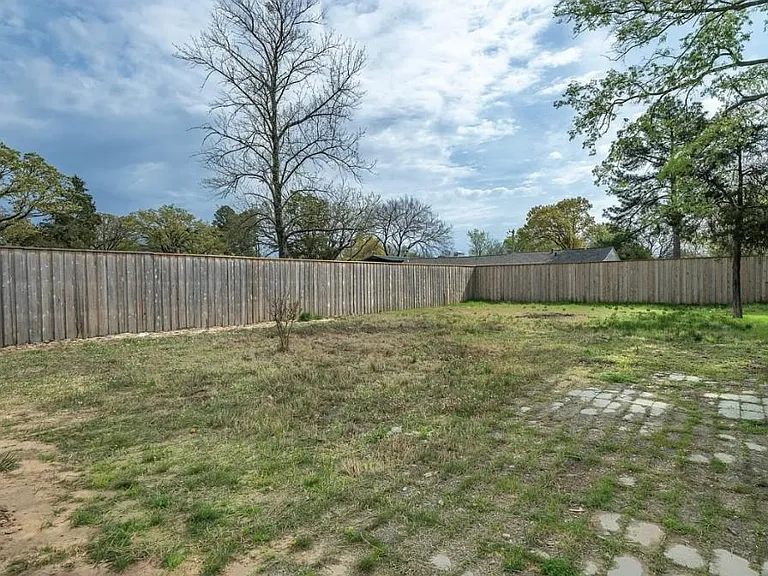 304 N Main St — Photo 20