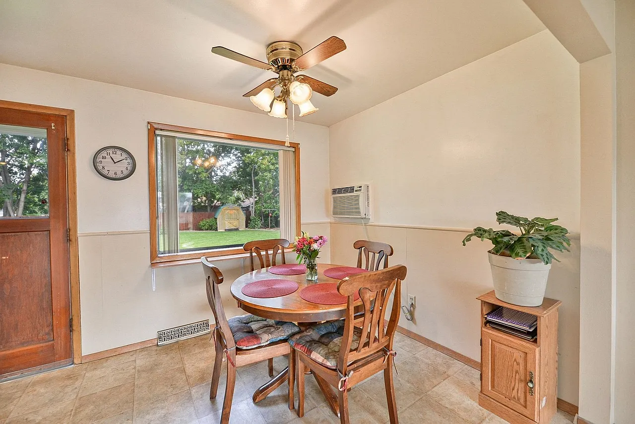 3 bed, 1923 sqft, $2,700 — Photo 2