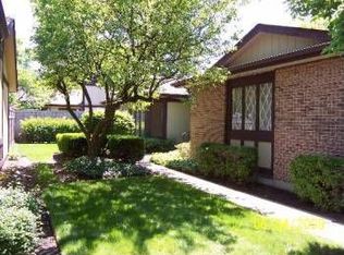 1446 Estate Ln, Glenview, IL