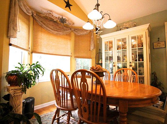 4th image of 102 Corrie Ct