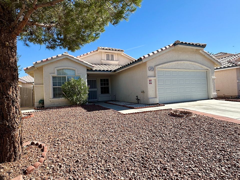 Large low maintenance front yard