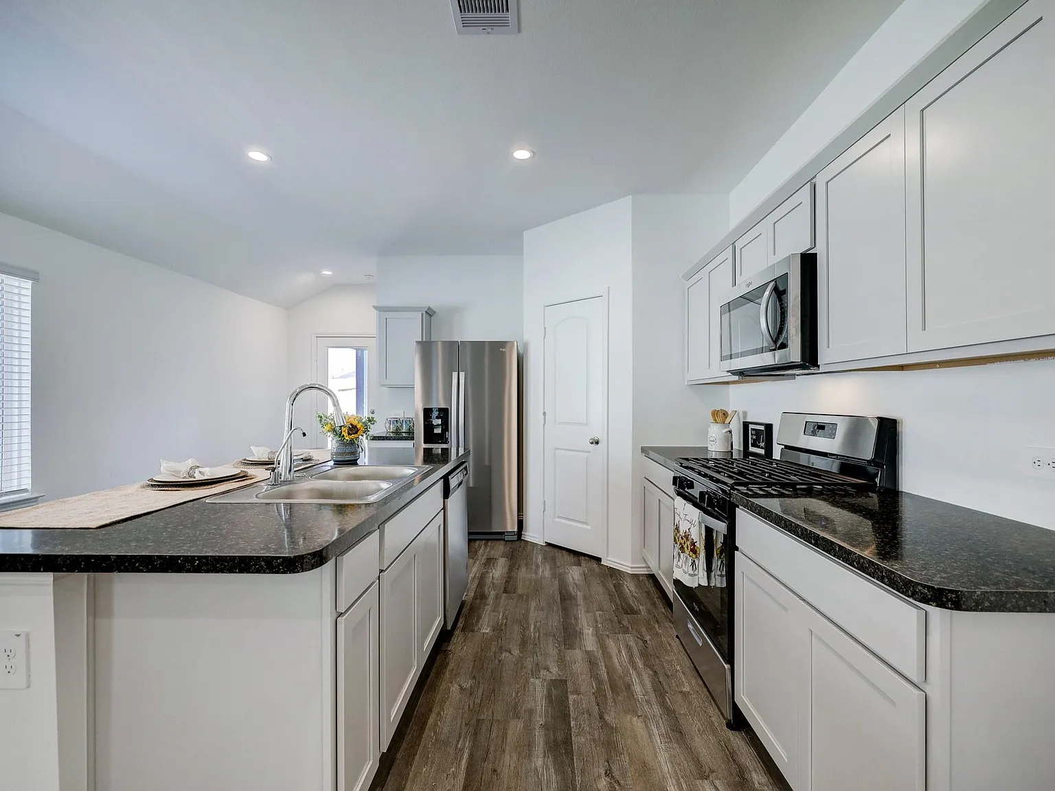 3 bed, 2.0 bath, 1539 sqft, $1,995 — Photo 3