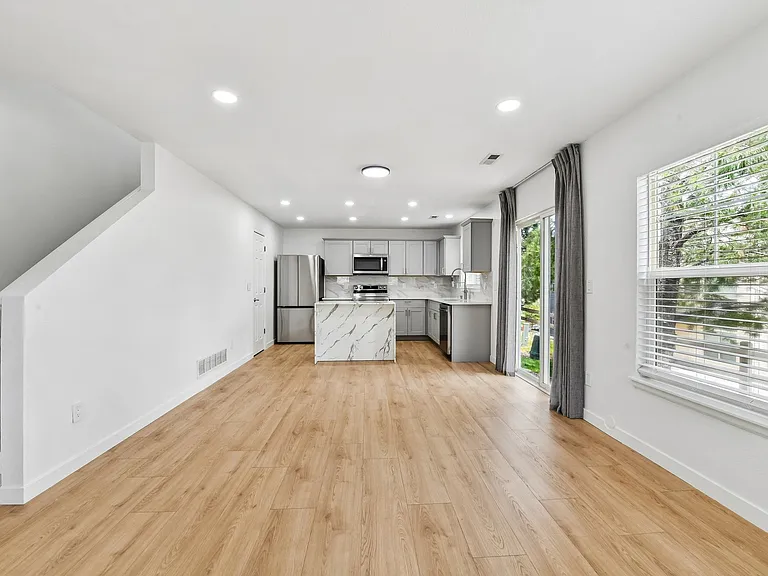 10094 Amston St — Photo 8
