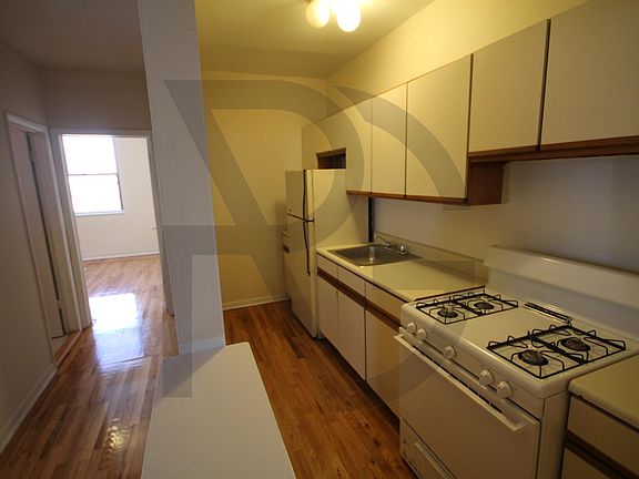 5th image of 654 W Cornelia Ave #13