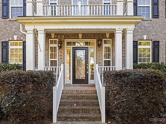 3rd image of 166 Herons Gate Dr