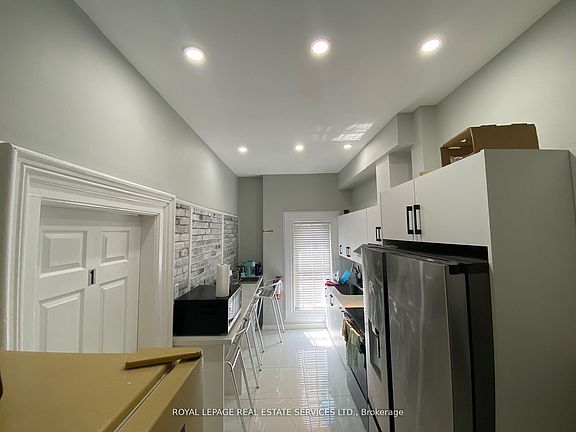 2nd image of 206 Carlton St #202