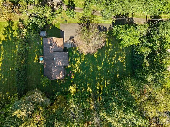 3rd image of 537 Winchester Creek Rd