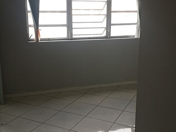 4th image of 245 NE 191st St APT 3005
