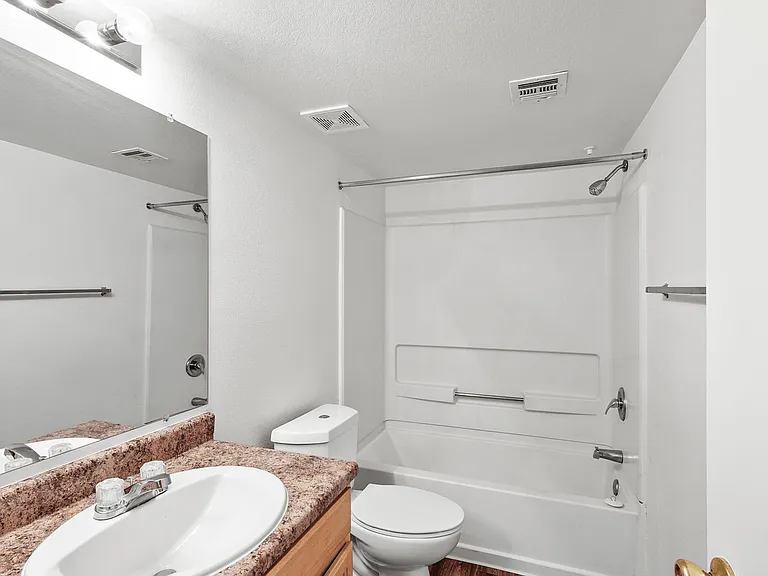 Bella Vista Apartments — Photo 15