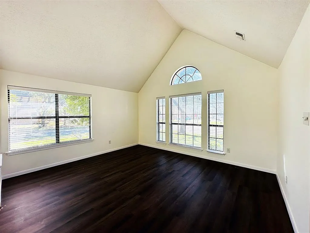 4 bed, 2.5 bath, 2571 sqft, $2,550 — Photo 4