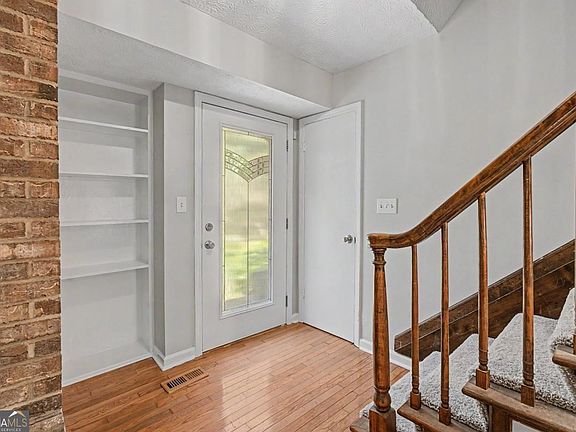 3rd image of 1530 Robinhood Rd
