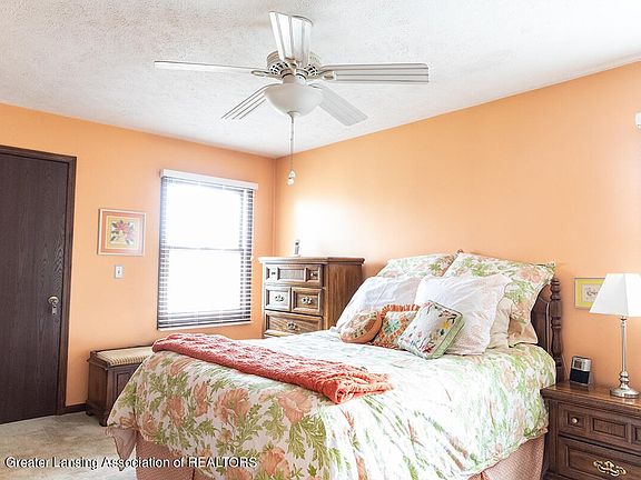 5th image of 4438 Oakcrest Dr