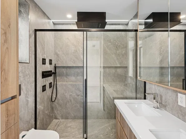 390 Manhattan Avenue image 7 of 10