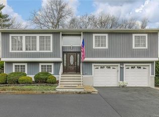 17 John F Kennedy Dr, Stony Pt, NY 10980