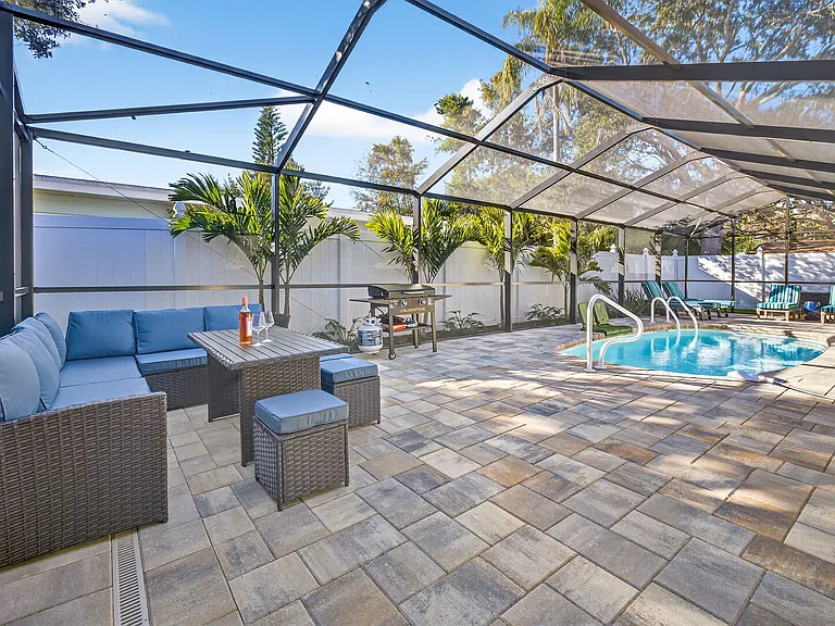 Gladys Cir — Photo 22