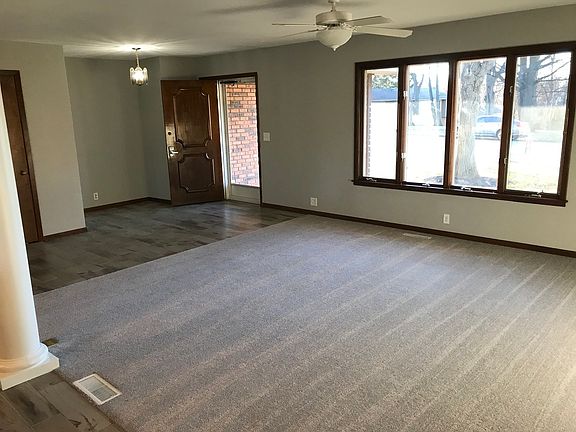 5th image of 36 Castle Coombe Dr