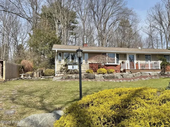 9 Shore Line Dr, Lakeville, PA 18438