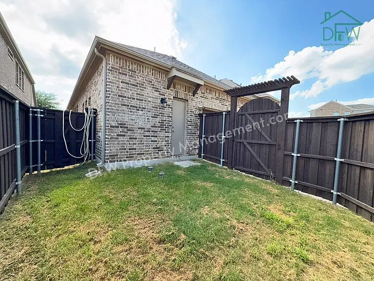 302 Julia Ln — Photo 33