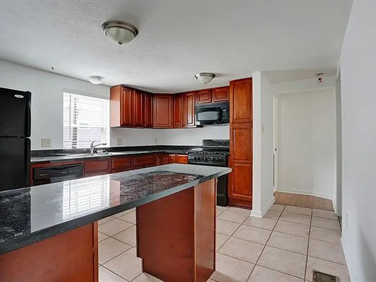 843 Washington Ave — Photo 6